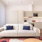 Elegant 2br W Patio By Lovelystay 아파트 포르투