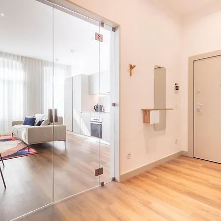 Elegant 2br W Patio By Lovelystay شقة